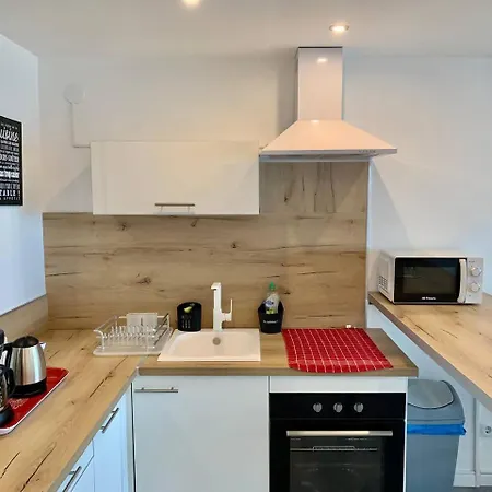Awaydays - Bi - 96 Appartement *